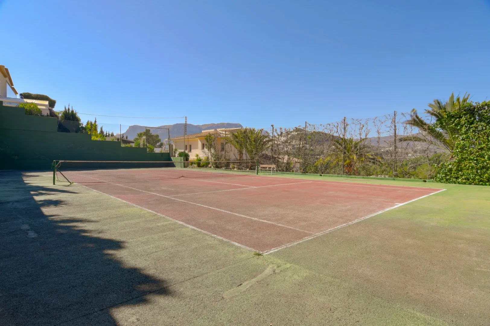 Cometa III Calpe - Villa with large plot and tennis court for sale.