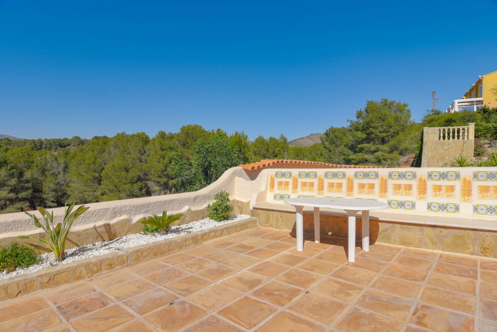 Cometa III Calpe - Villa with large plot and tennis court for sale.