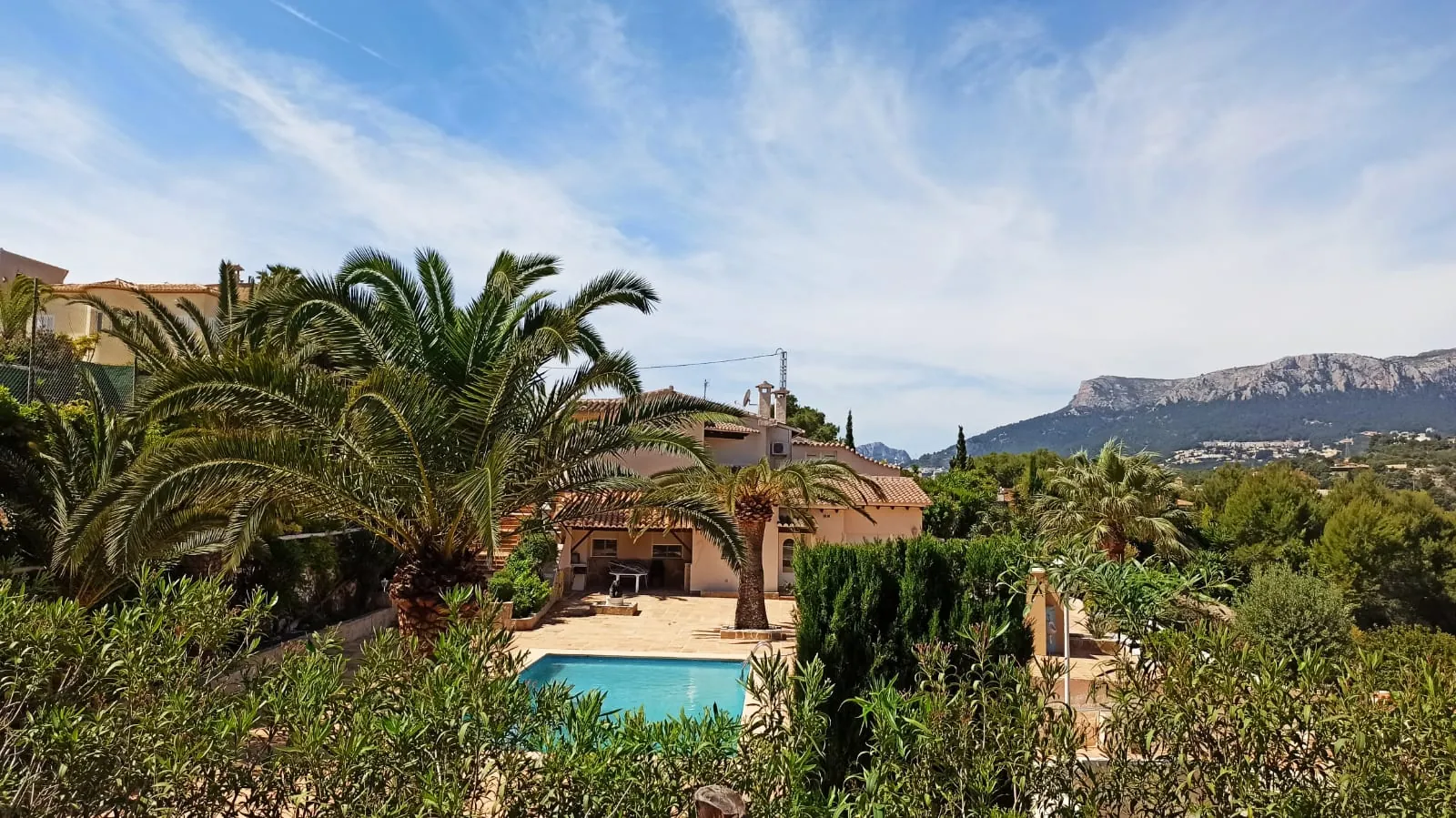 Cometa III Calpe - Villa with large plot and tennis court for sale.