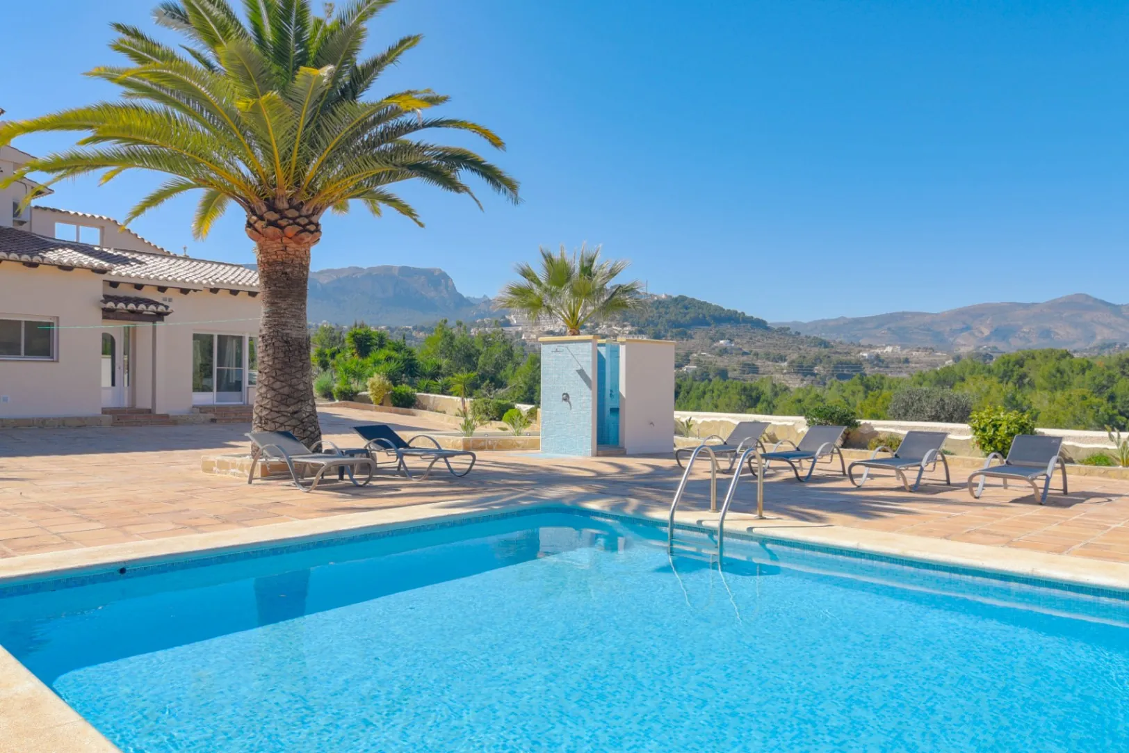 Cometa III Calpe - Villa with large plot and tennis court for sale.