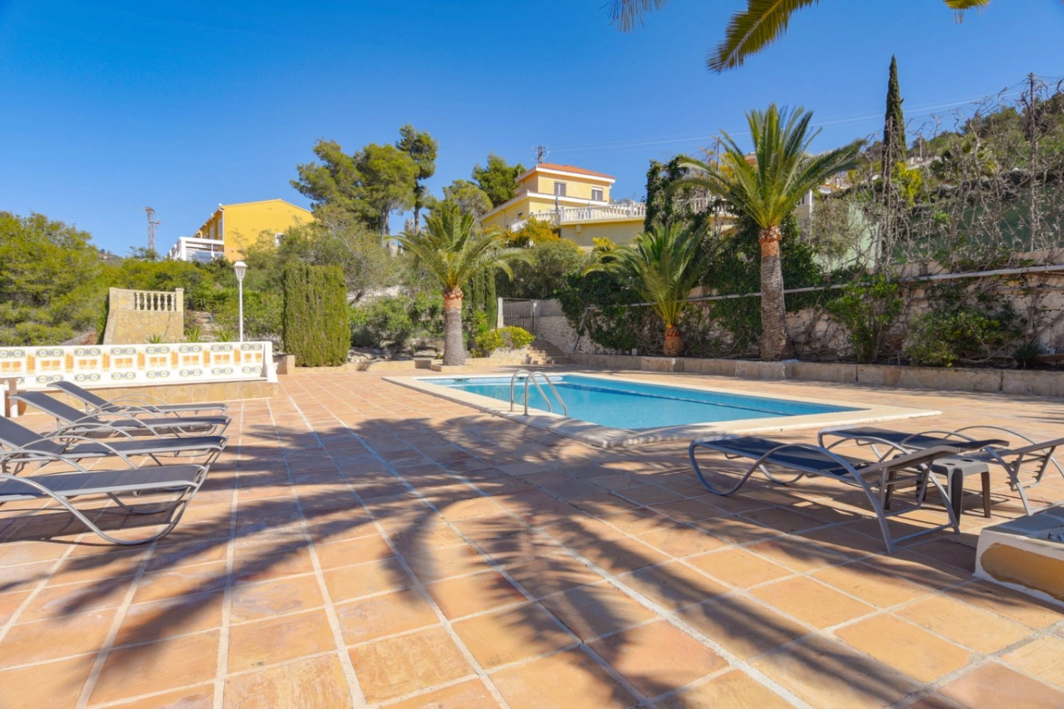 Cometa III Calpe - Villa with large plot and tennis court for sale.