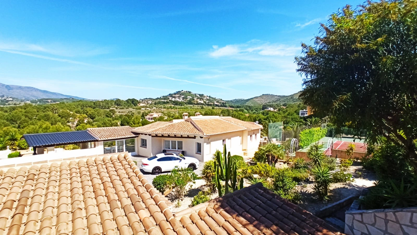 Cometa III Calpe - Villa with large plot and tennis court for sale.