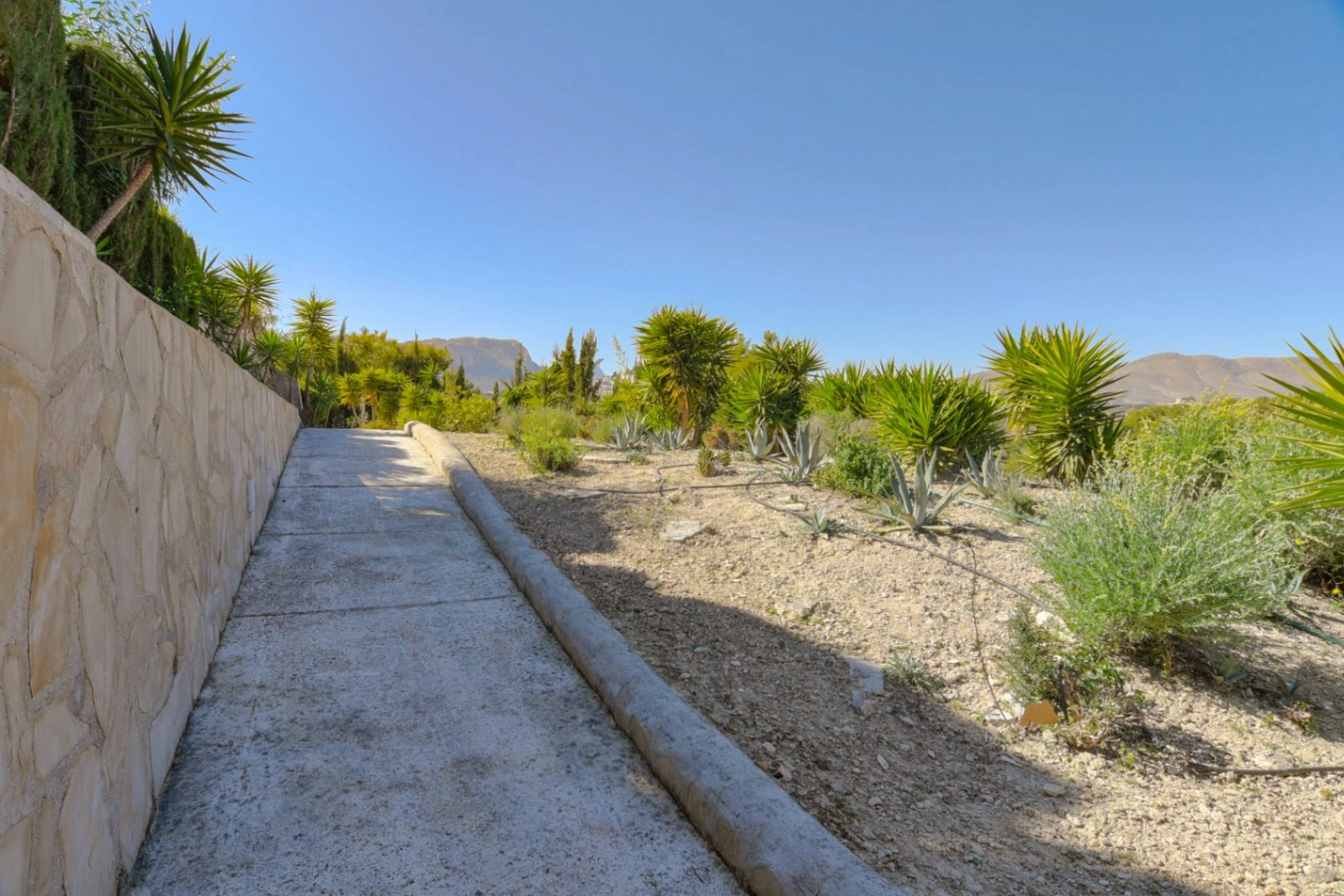 Cometa III Calpe - Villa with large plot and tennis court for sale.