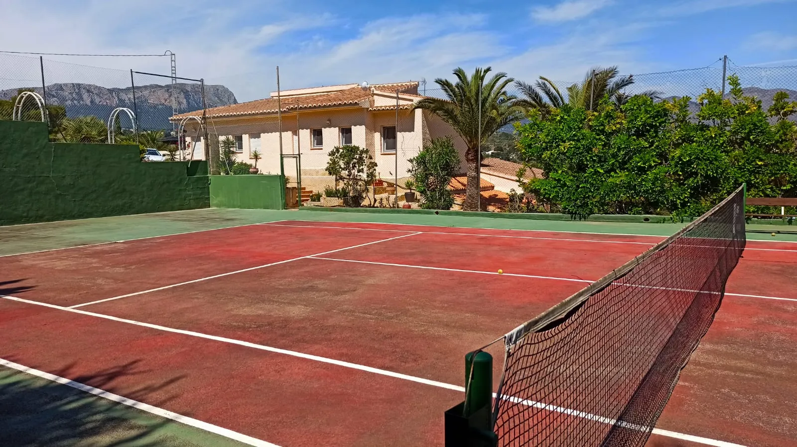 Cometa III Calpe - Villa with large plot and tennis court for sale.