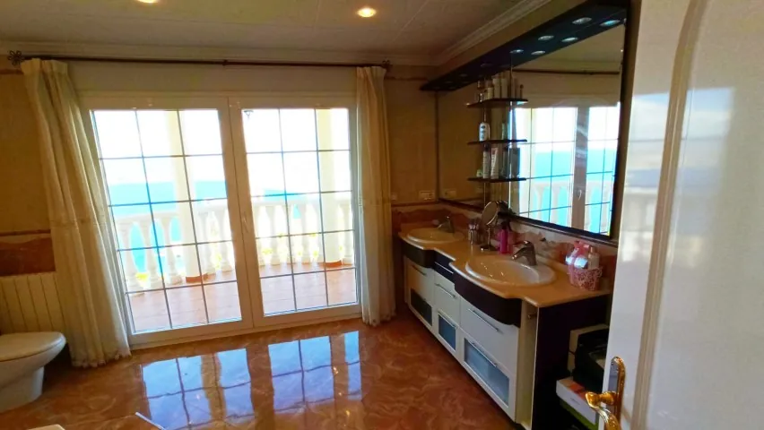 Frontline villa in Benidorm for sale - Villa Del Mar.