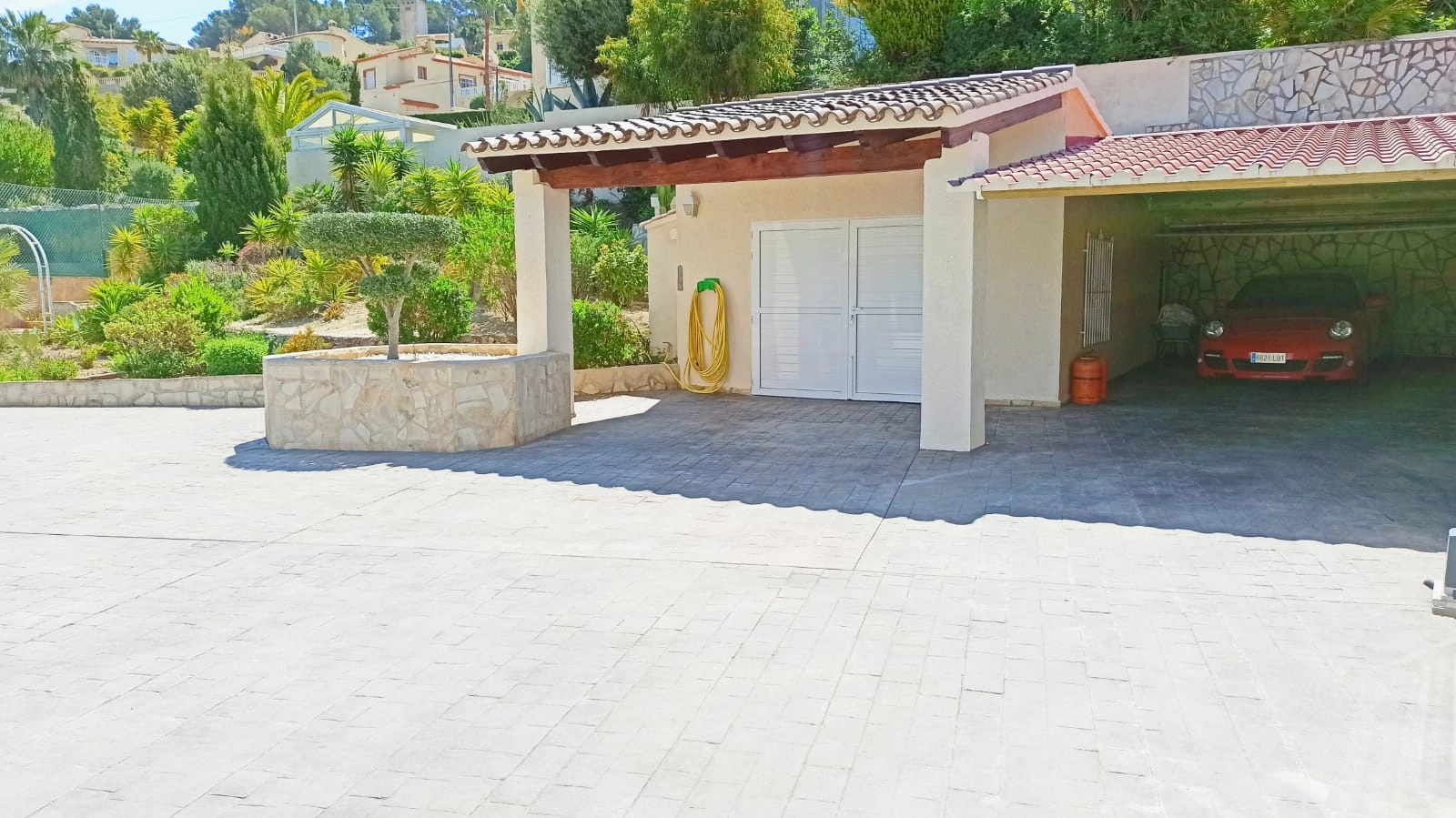 Cometa III Calpe - Villa with large plot and tennis court for sale.