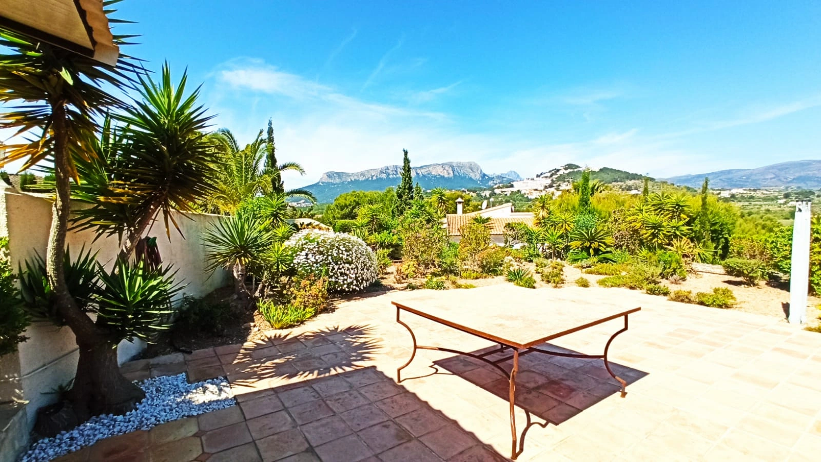Cometa III Calpe - Villa with large plot and tennis court for sale.