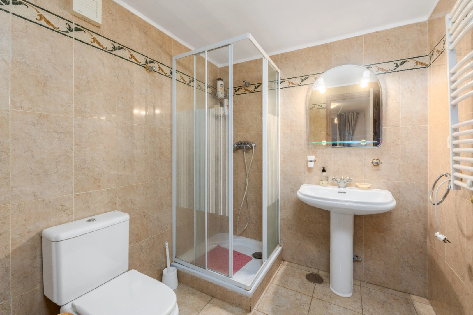 Luxury villa on a 5943 m2 plot with panoramic views.