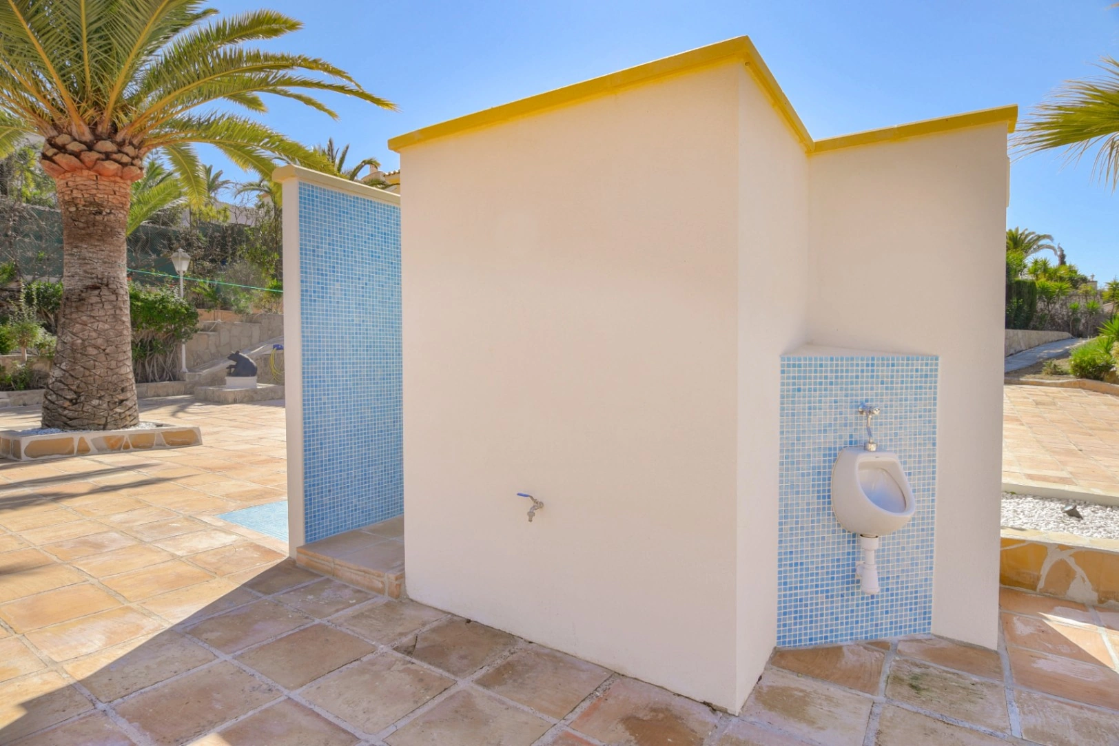 Cometa III Calpe - Villa with large plot and tennis court for sale.