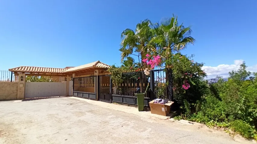 Frontline villa in Benidorm for sale - Villa Del Mar.