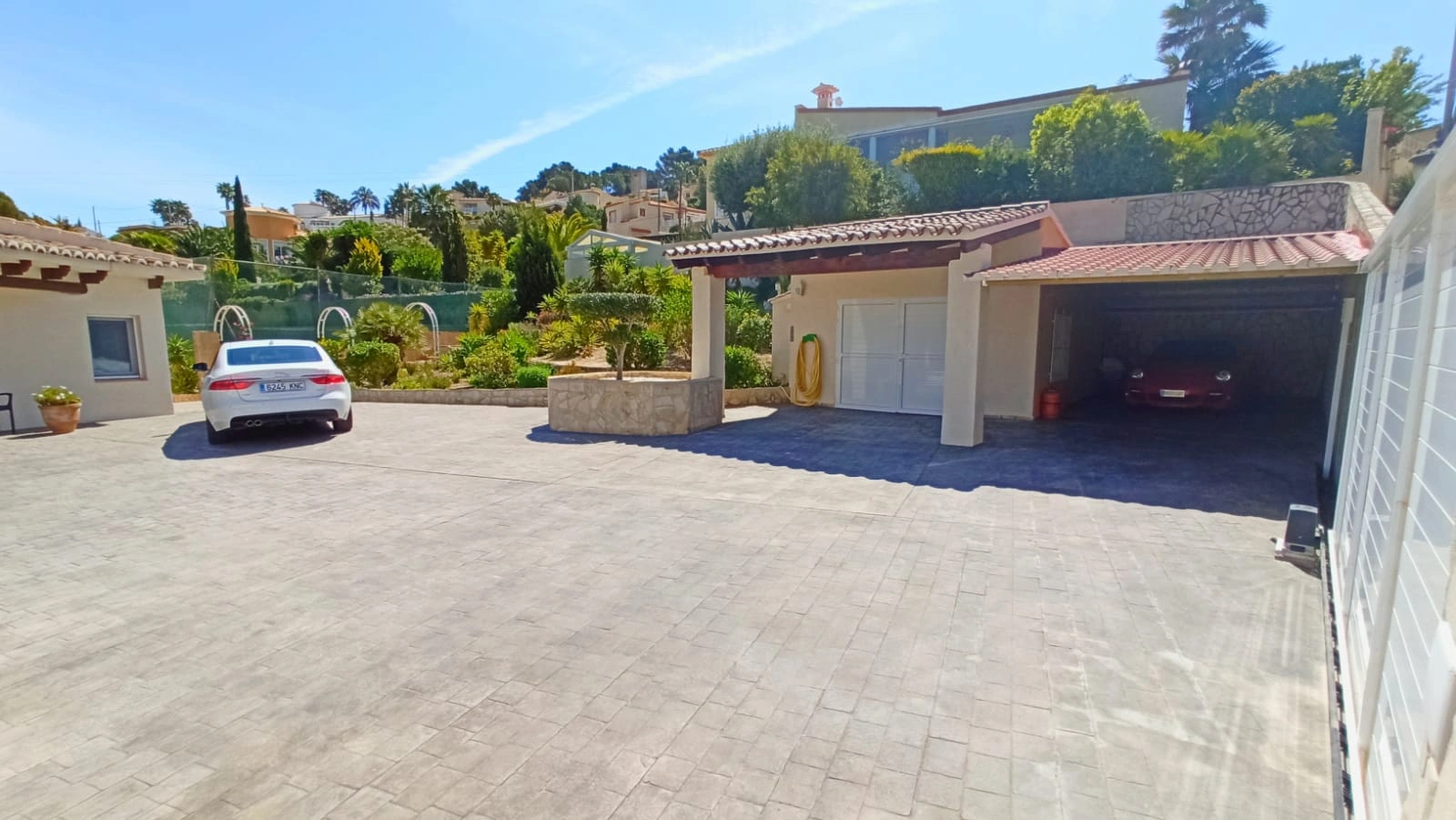 Cometa III Calpe - Villa with large plot and tennis court for sale.