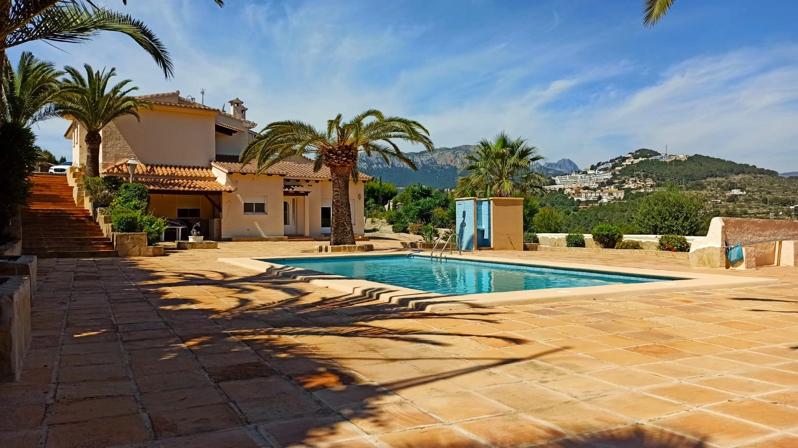 Cometa III Calpe - Villa with large plot and tennis court for sale.