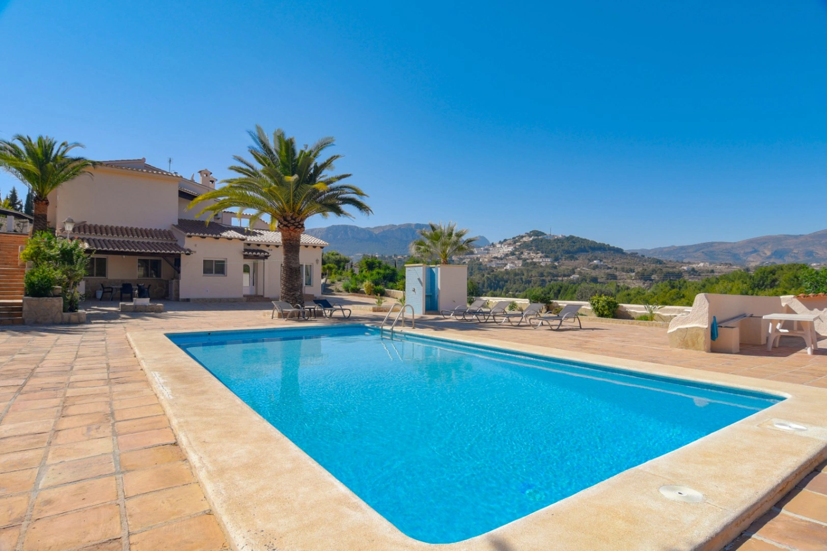 Cometa III Calpe - Villa with large plot and tennis court for sale.