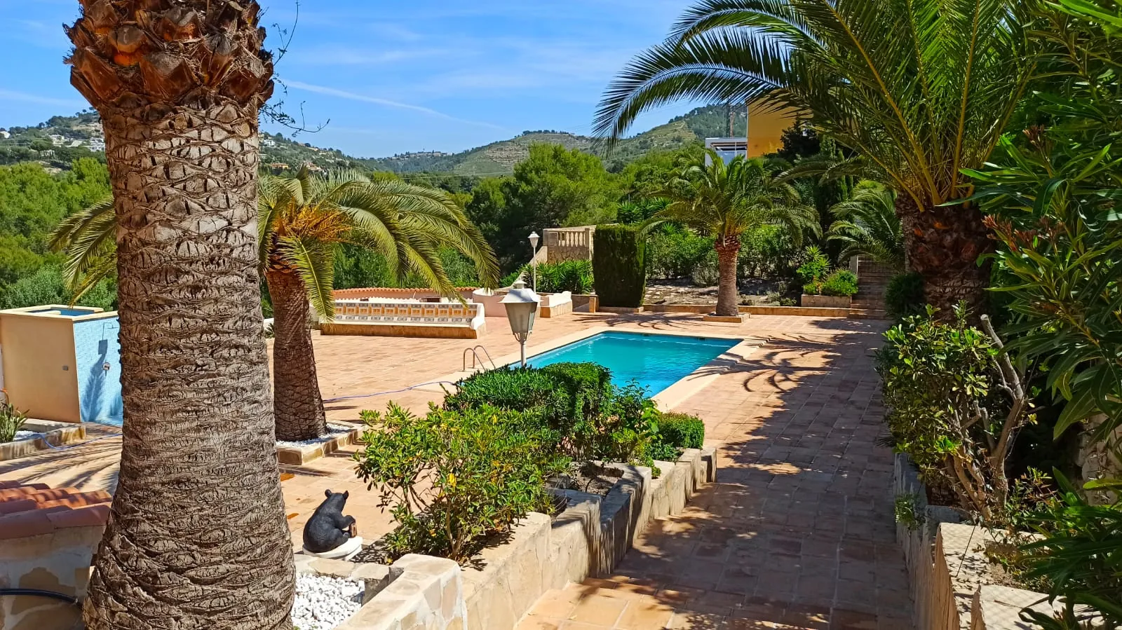 Cometa III Calpe - Villa with large plot and tennis court for sale.