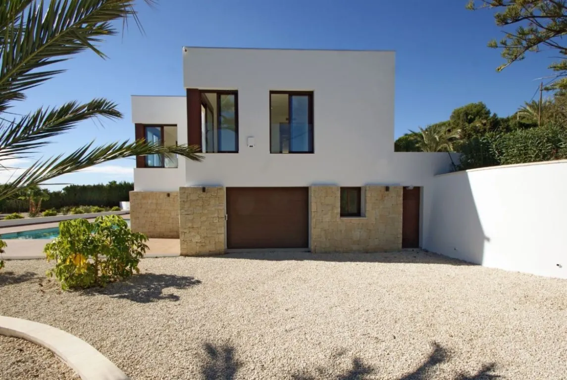 Modern finca with large plot in Altea, sea views!