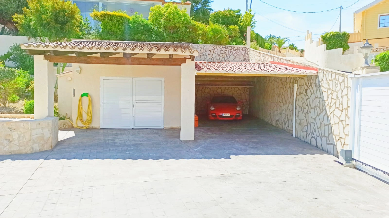 Cometa III Calpe - Villa with large plot and tennis court for sale.
