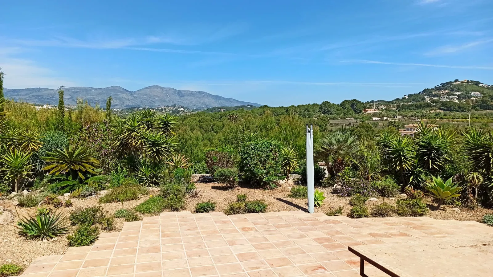 Cometa III Calpe - Villa with large plot and tennis court for sale.