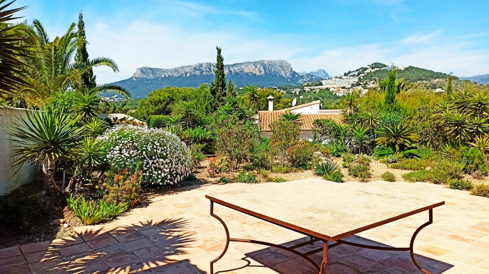 Cometa III Calpe - Villa with large plot and tennis court for sale.