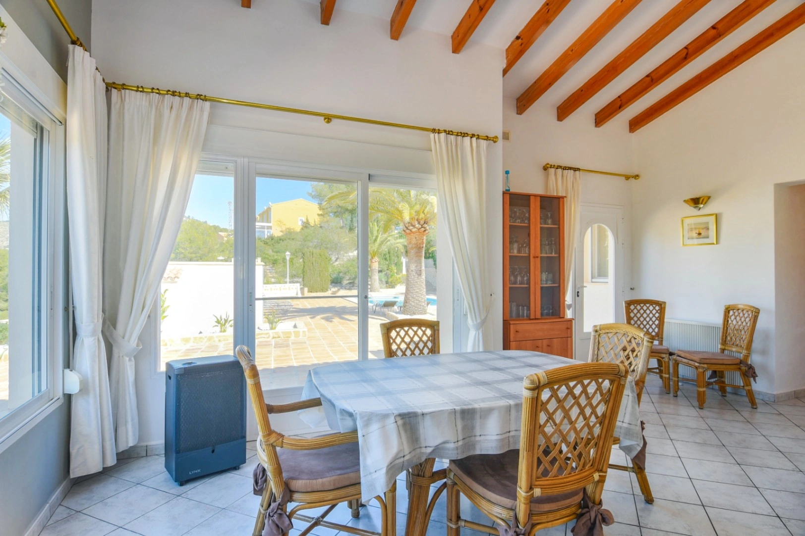 Cometa III Calpe - Villa with large plot and tennis court for sale.