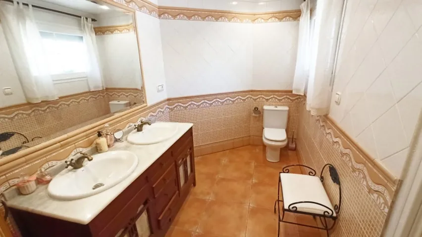 Frontline villa in Benidorm for sale - Villa Del Mar.