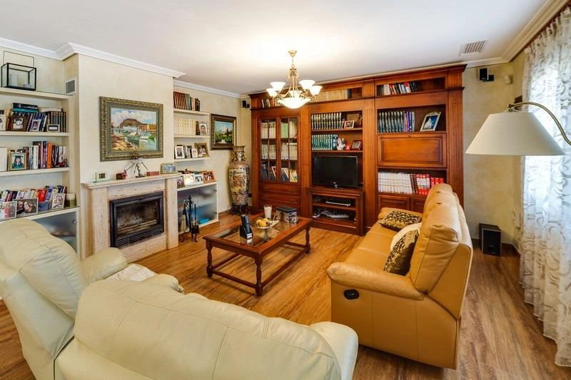 Villa for sale in Los Montesinos