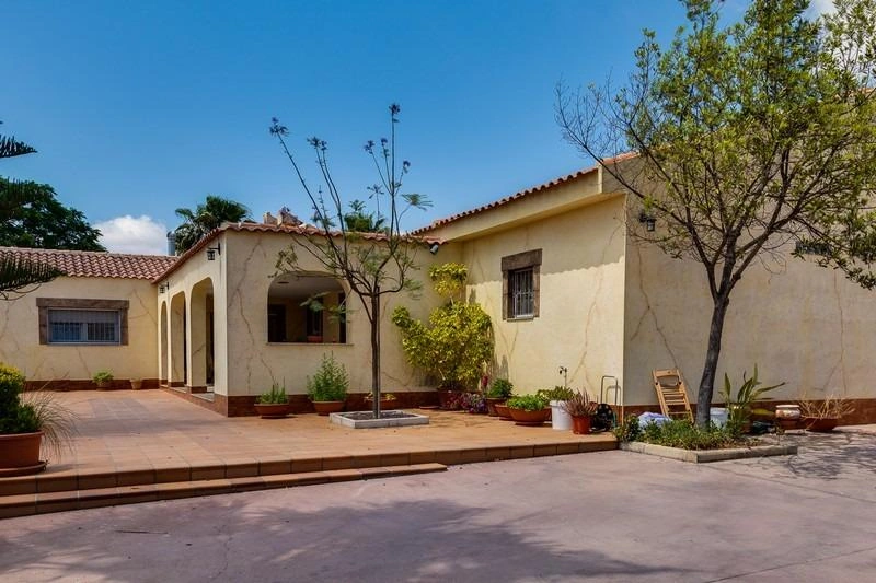 Villa for sale in Los Montesinos
