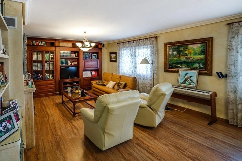 Villa for sale in Los Montesinos