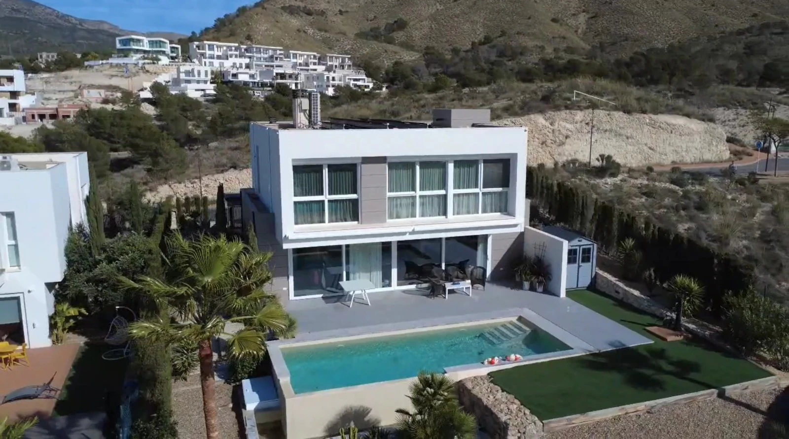 Modern, exclusive, and with sea views: discover your new home.