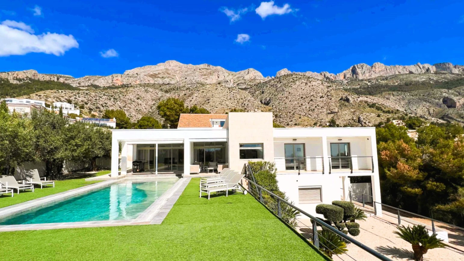 Modern villa in Altea la Vella with sea and mountain views.