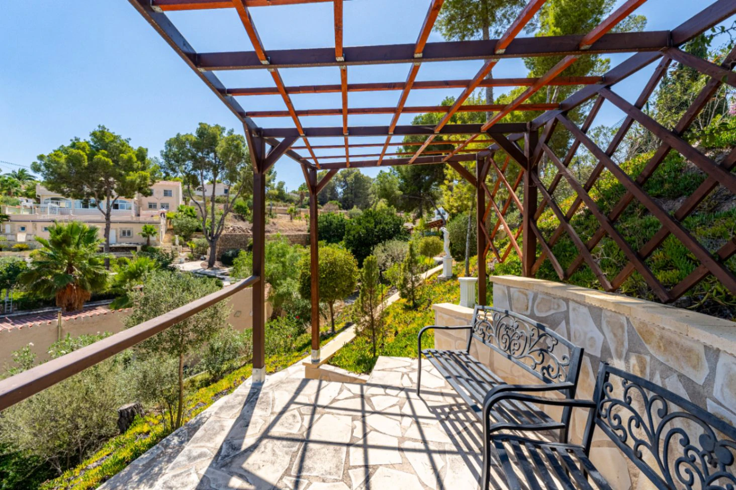 Luxury villa on a 5943 m2 plot with panoramic views.