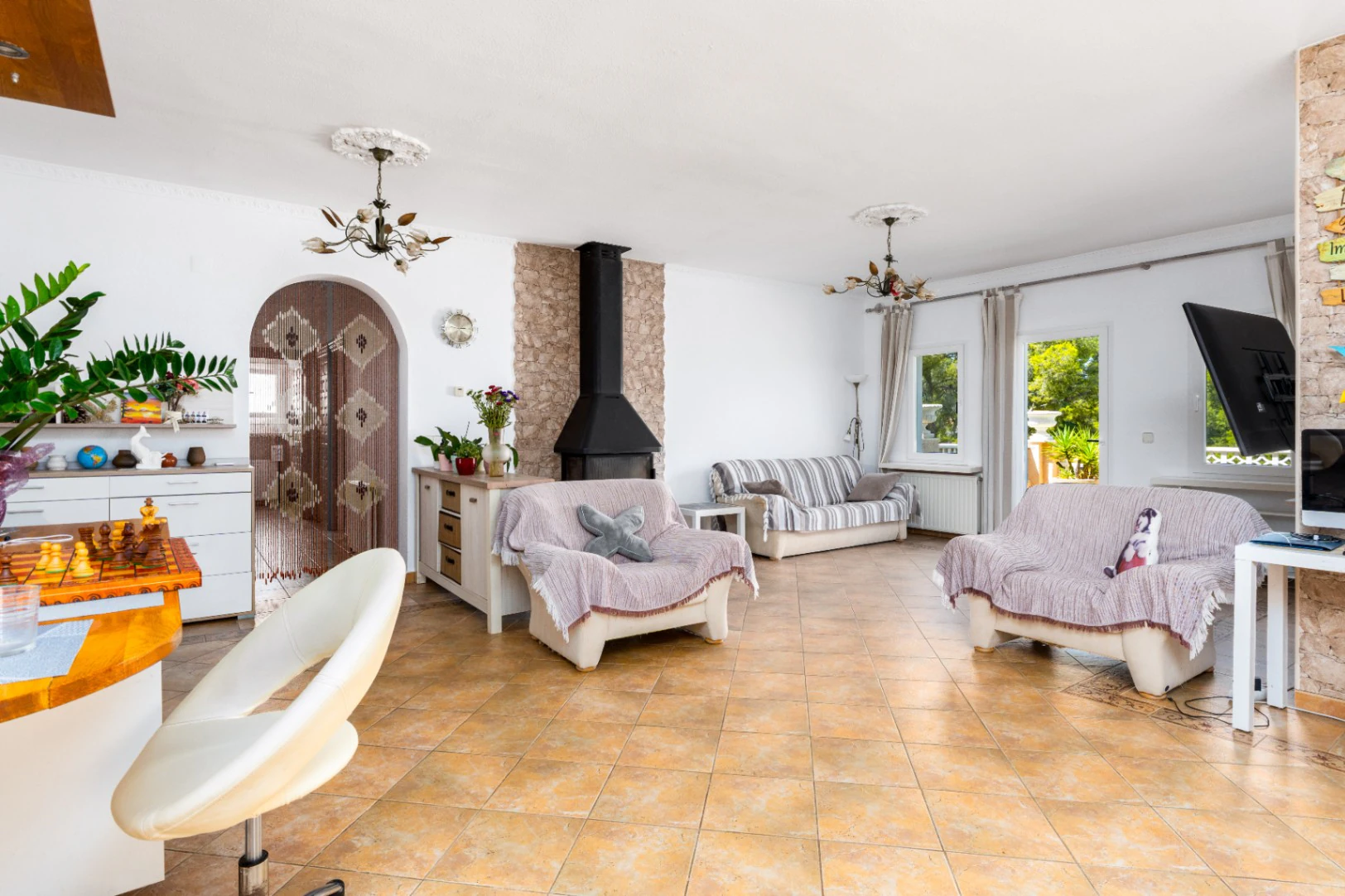 Luxury villa on a 5943 m2 plot with panoramic views.