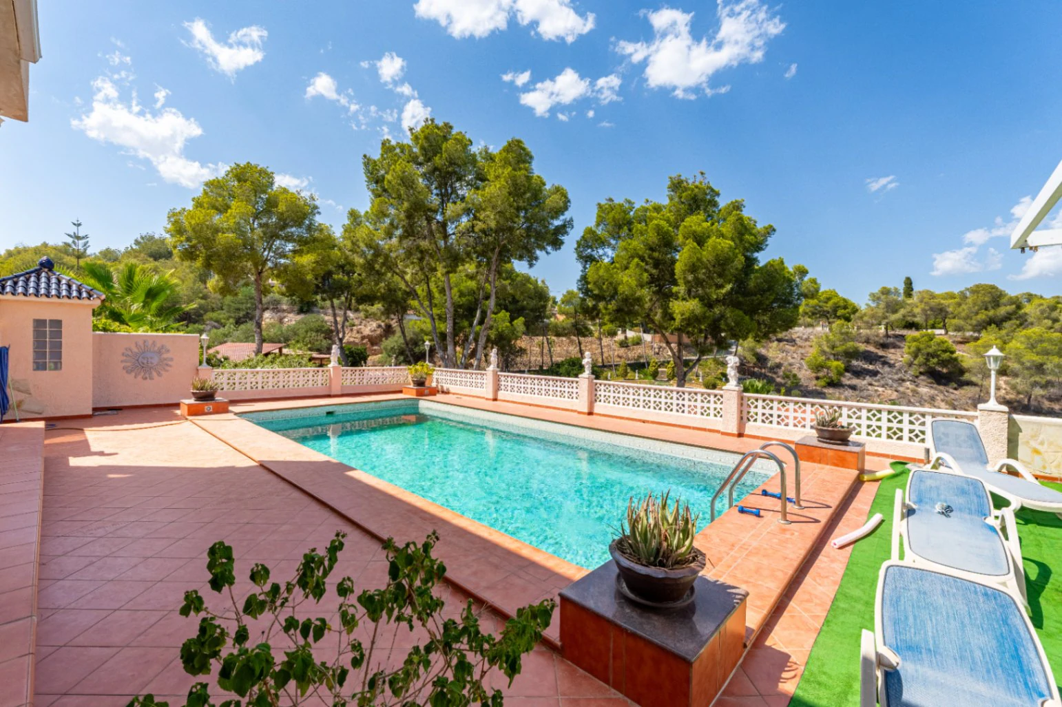 Luxury villa on a 5943 m2 plot with panoramic views.