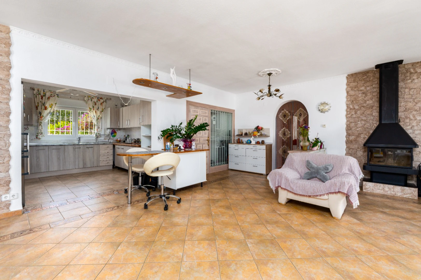 Luxury villa on a 5943 m2 plot with panoramic views.