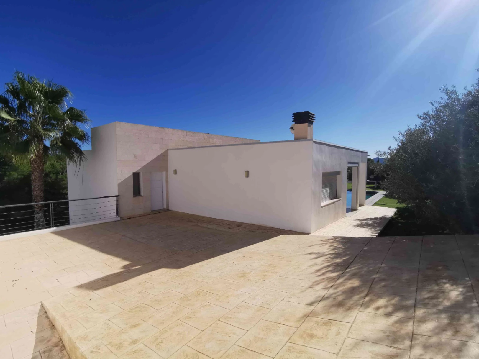 Modern villa in Altea la Vella with sea and mountain views.