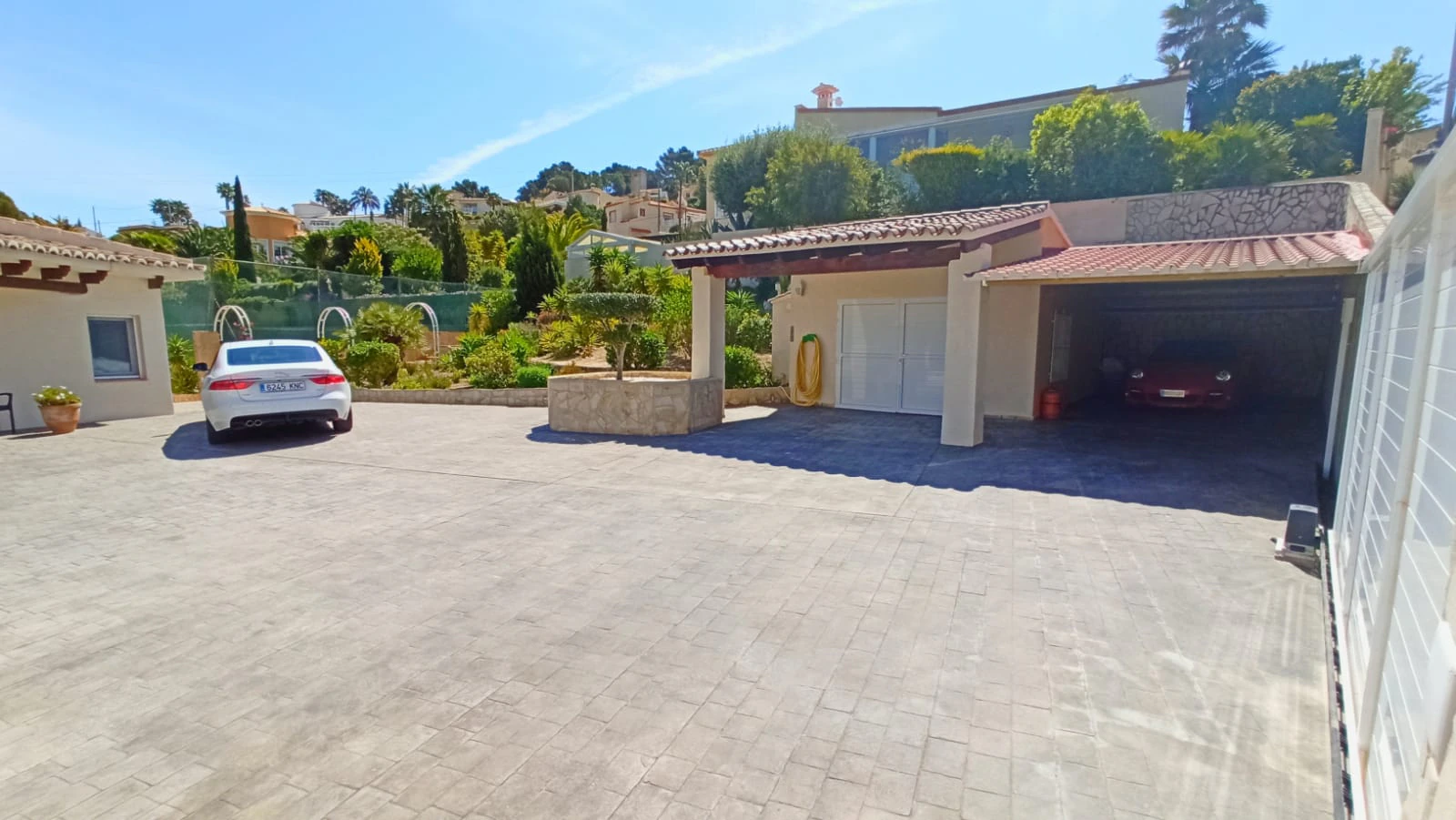 Cometa III Calpe - Villa with large plot and tennis court for sale.