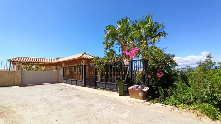 Villa første linje i Benidorm til salgs - Villa Del Mar.