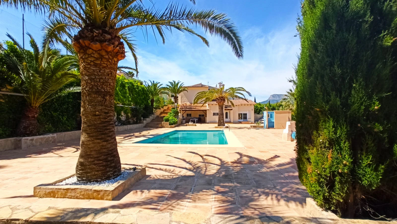 Cometa III Calpe - Villa with large plot and tennis court for sale.