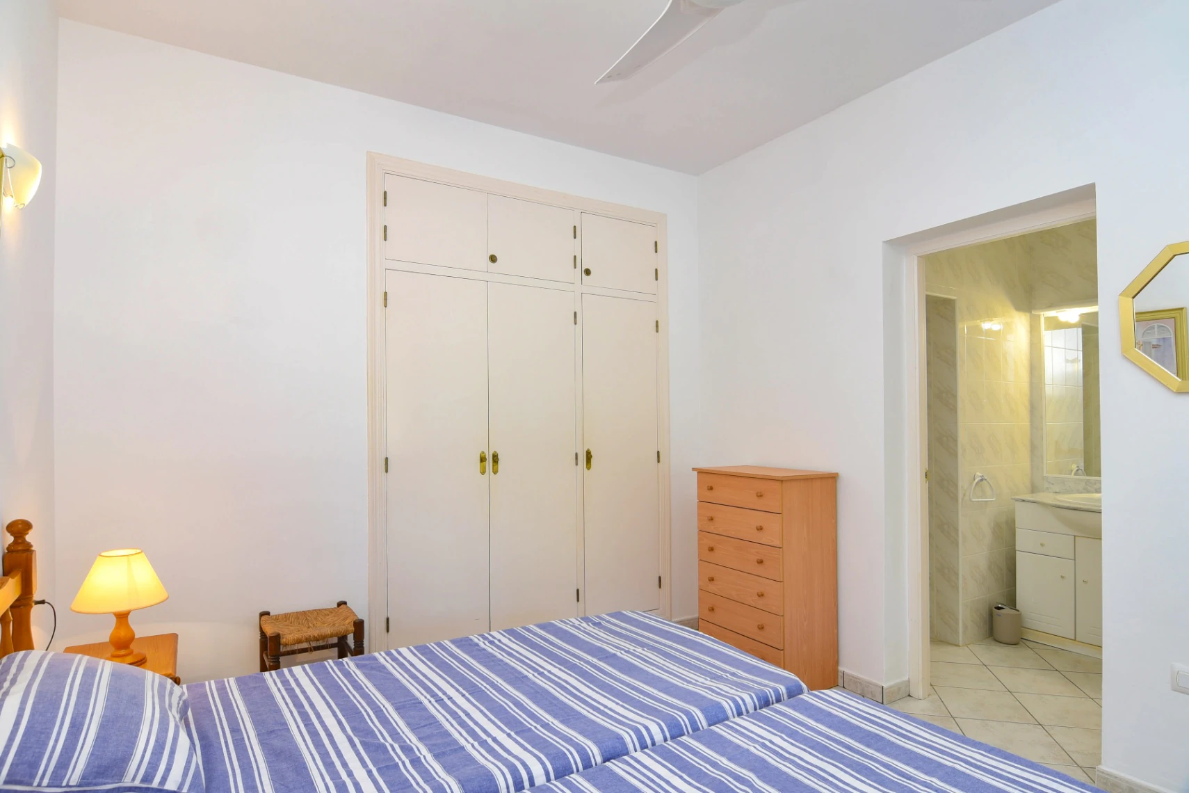 Cometa III Calpe - Villa with large plot and tennis court for sale.