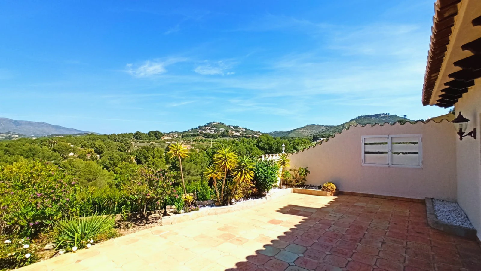 Cometa III Calpe - Villa with large plot and tennis court for sale.