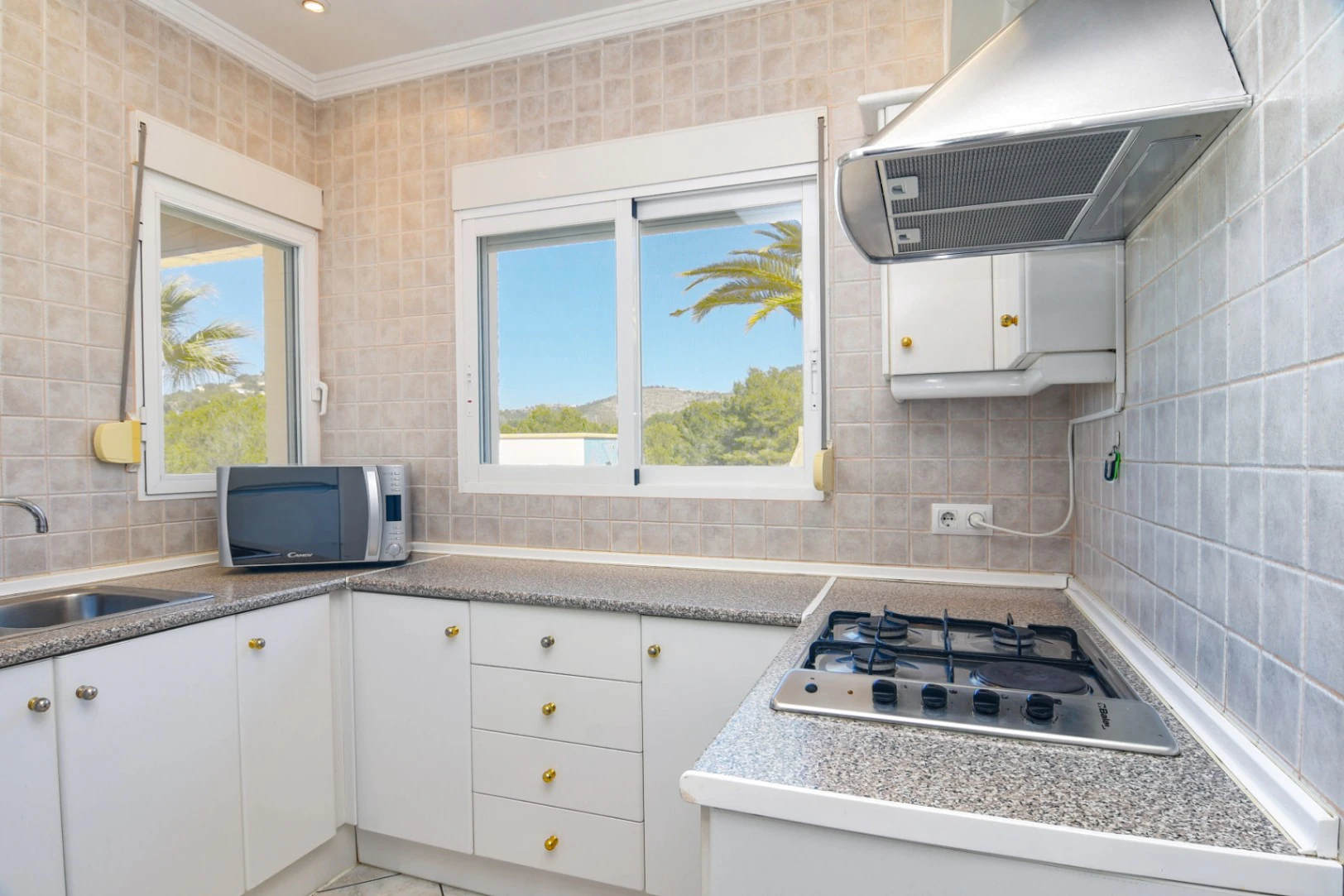 Cometa III Calpe - Villa with large plot and tennis court for sale.