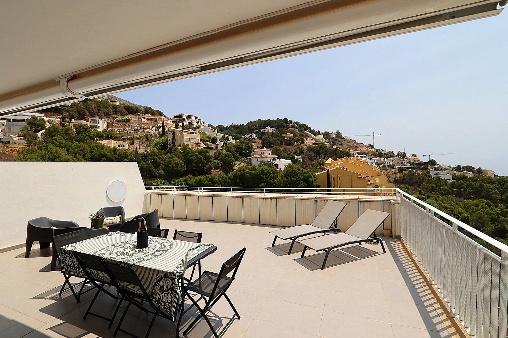 Apartment with sea views in Sol Marina, Altea. With pool, situated in a natural setting