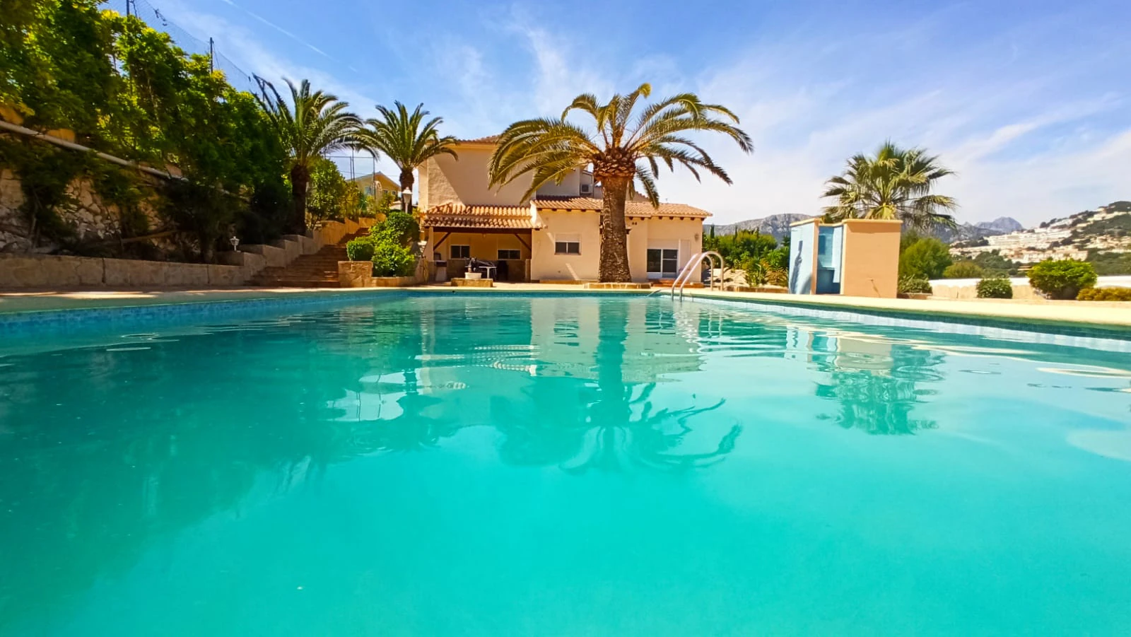 Cometa III Calpe - Villa with large plot and tennis court for sale.