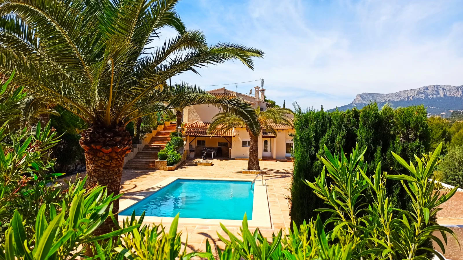 Cometa III Calpe - Villa with large plot and tennis court for sale.