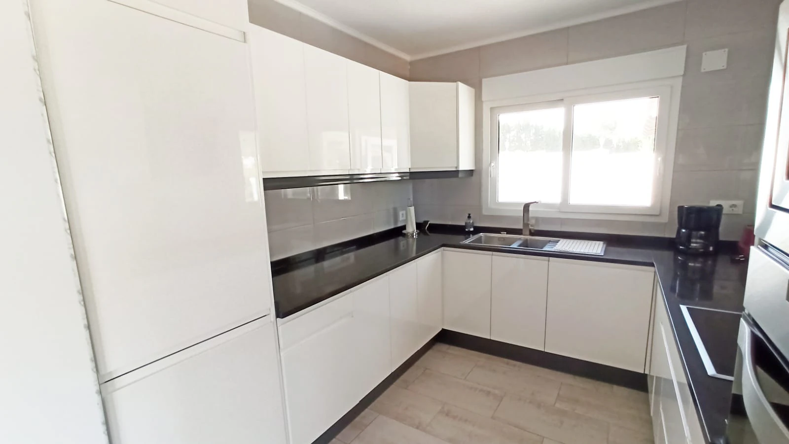 Cometa III Calpe - Villa with large plot and tennis court for sale.