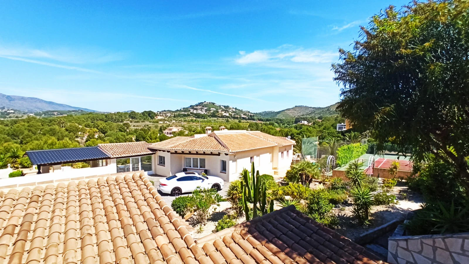 Cometa III Calpe - Villa with large plot and tennis court for sale.