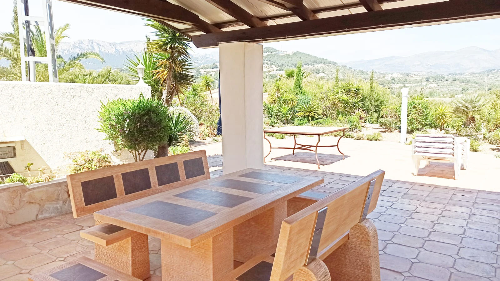 Cometa III Calpe - Villa with large plot and tennis court for sale.