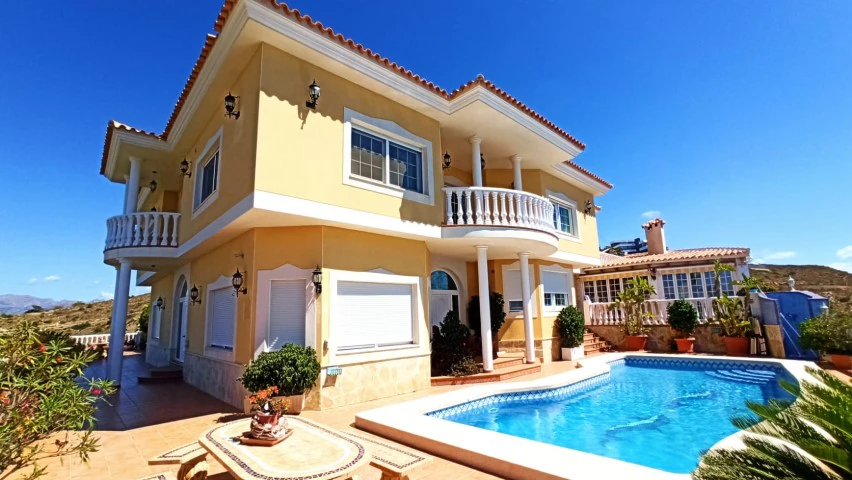 Villa første linje i Benidorm til salgs - Villa Del Mar.