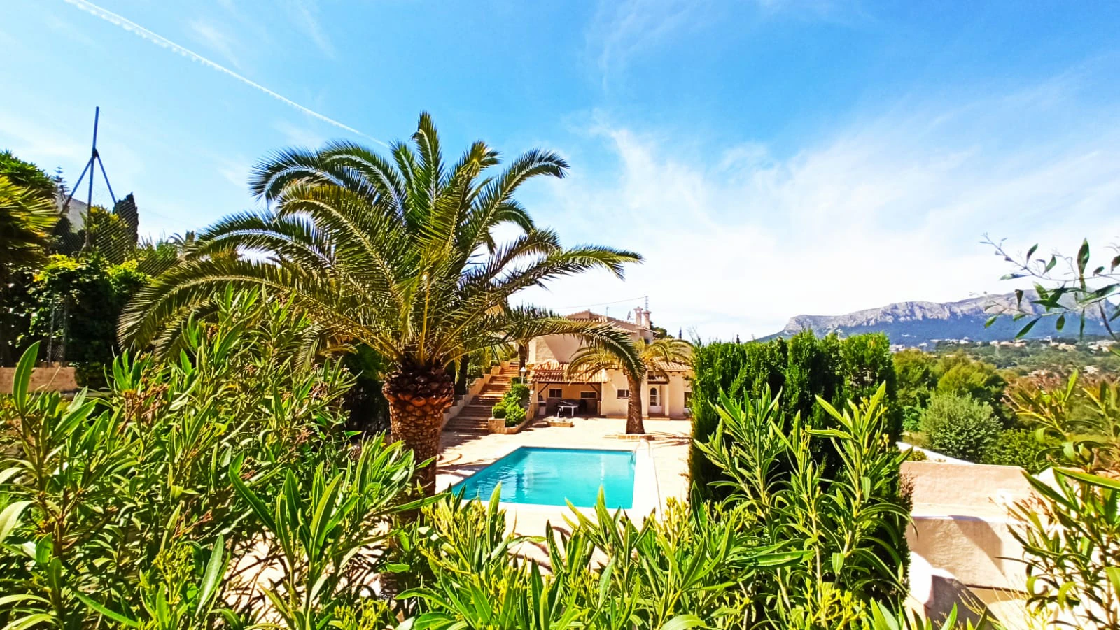 Cometa III Calpe - Villa with large plot and tennis court for sale.
