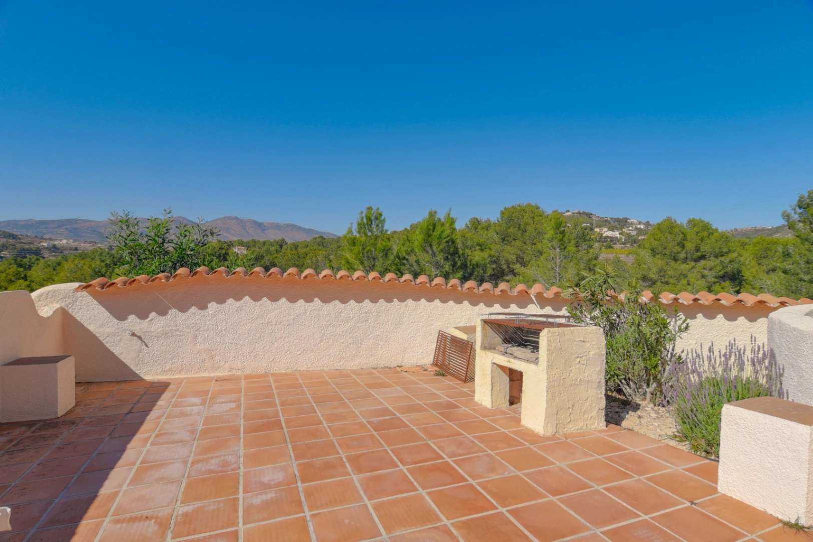 Cometa III Calpe - Villa with large plot and tennis court for sale.