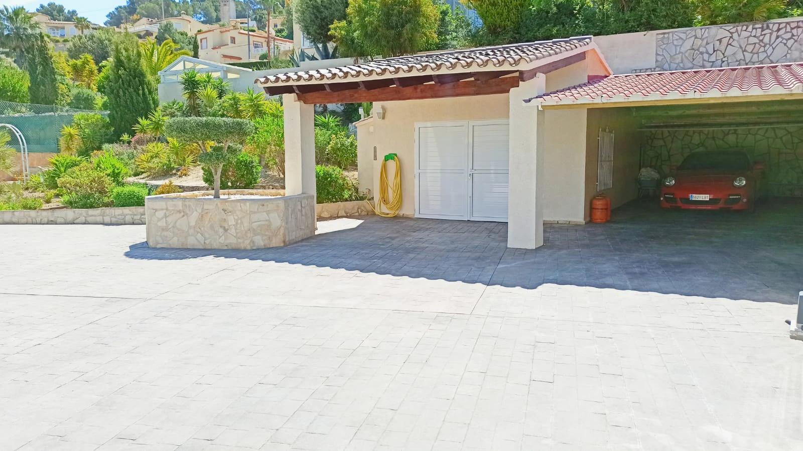 Cometa III Calpe - Villa with large plot and tennis court for sale.